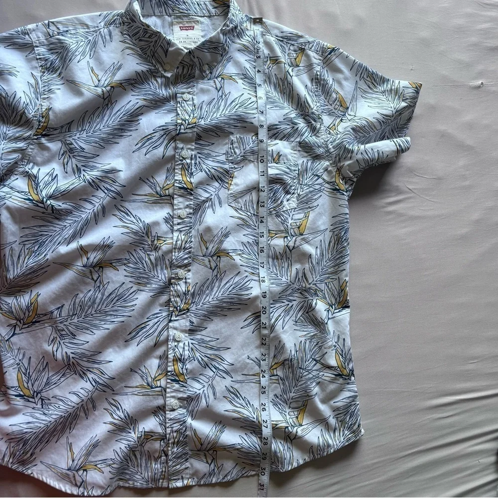 ⭐️⭐️⭐️Men’s Levi floral pine collared button down shirt size XL
